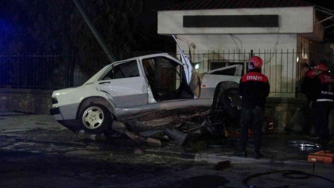 Direğe Çarpan Otomobil Hurdaya Döndü: 3 Yaralı