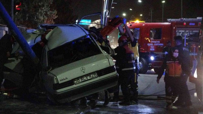 Direğe Çarpan Otomobil Hurdaya Döndü: 3 Yaralı
