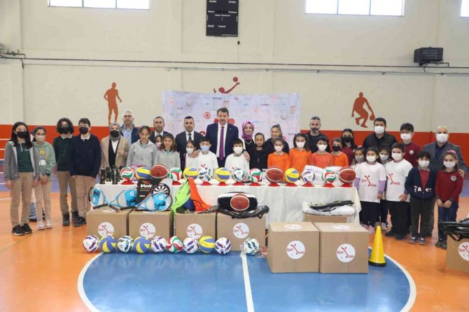 Sivas’ta 1 Milyonluk Spor Malzemesi Dağıtıldı