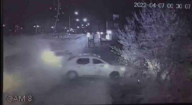 Sultanbeyli’de Minibüsün Park Halindeki Araçlara Çarptığı Kaza Kamerada