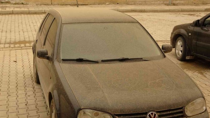 Yüksekova’da Toz Bulutu Araçları Çamura Bürüdü