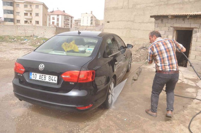 Yüksekova’da Toz Bulutu Araçları Çamura Bürüdü