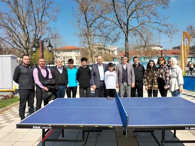 Sahilde Masa Tenisi Maçı Yaptılar