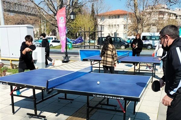Sahilde Masa Tenisi Maçı Yaptılar