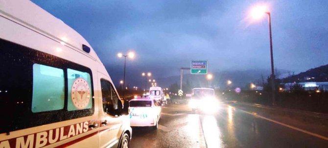 Tem’de Kontrolden Çıkan Otomobil Tırla Çarpıştı: 3 Yaralı