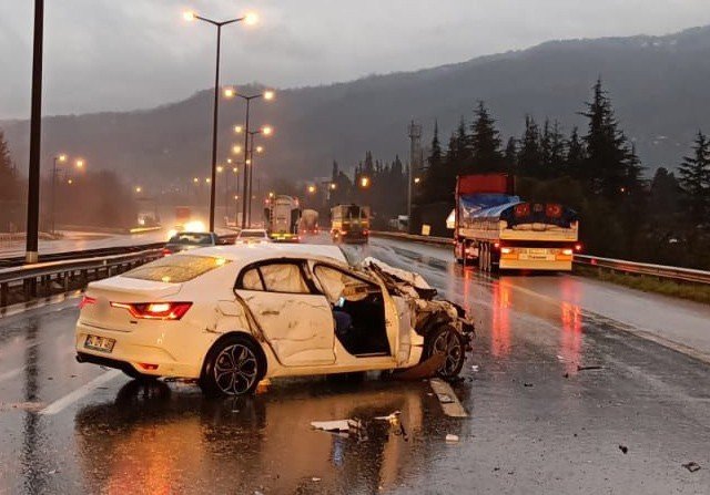 Tem’de Kontrolden Çıkan Otomobil Tırla Çarpıştı: 3 Yaralı