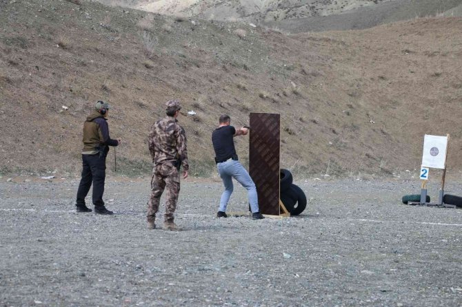 Erzincan Polisi Poligonda Hedefe Nişan Aldı