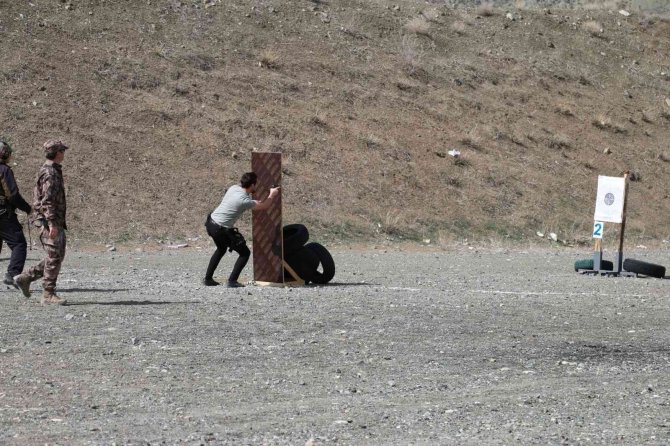 Erzincan Polisi Poligonda Hedefe Nişan Aldı