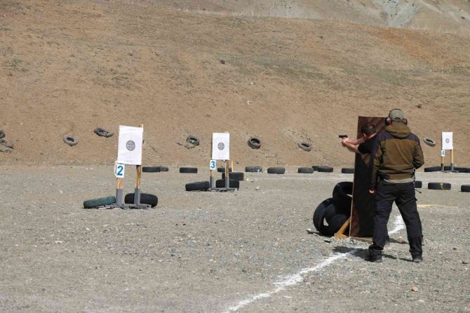 Erzincan Polisi Poligonda Hedefe Nişan Aldı