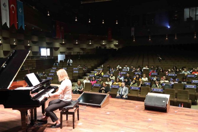 Uluslararası Öğrenciler İçin ‘Film Müzikleri Atölyesi’ Yapıldı