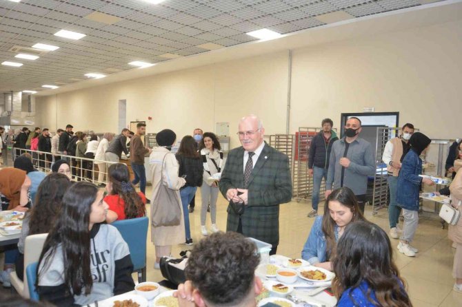 Rektör Savaş İftarda Öğrencilerle Buluştu