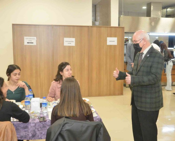 Rektör Savaş İftarda Öğrencilerle Buluştu