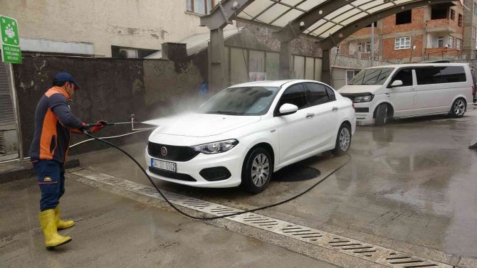 Van’da Çamur Yağdı: Araçlar Oto Yıkamada Kuyruk Oldu