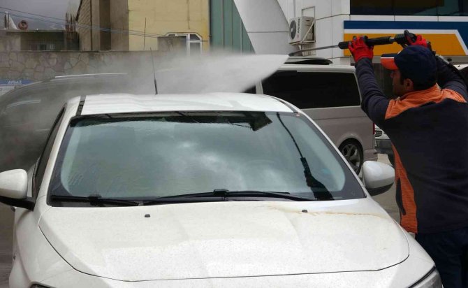 Van’da Çamur Yağdı: Araçlar Oto Yıkamada Kuyruk Oldu
