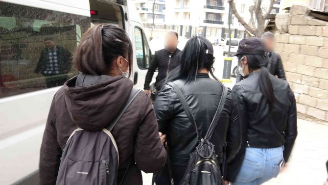 Annelerin Eylemi Sırasında Pkk Paçavrasını Açan Kadınlar Gözaltına Alındı