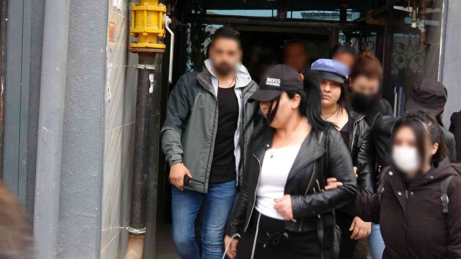Annelerin Eylemi Sırasında Pkk Paçavrasını Açan Kadınlar Gözaltına Alındı