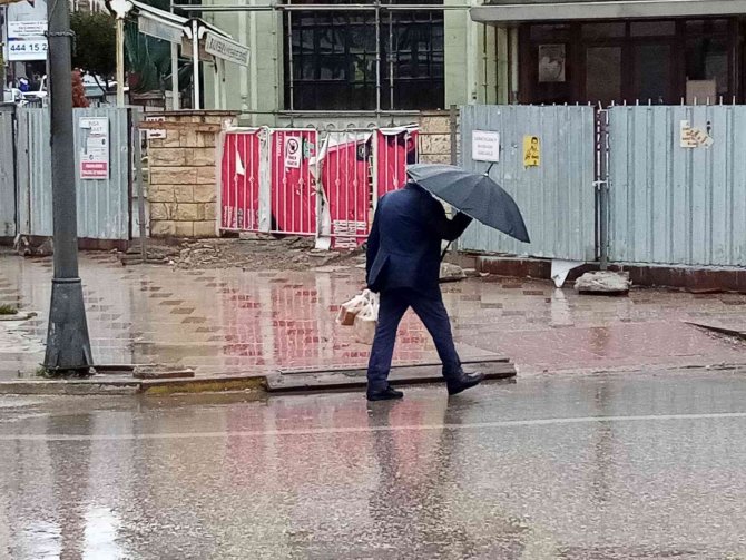 Bandırma’da Yağmur Etkili Oluyor