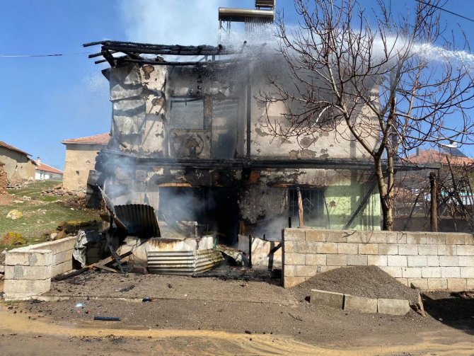 Yozgat’ta 2 Katlı Bina Alevlere Teslim Oldu