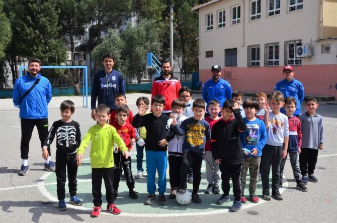 Yunusemre Belediyespor’dan Laleli İ̇lkokulunda Futbolcu Taraması
