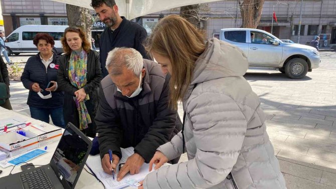 Kanser Haftası’nda Bilgilendirip, Kanser Tarama Kiti Dağıttılar