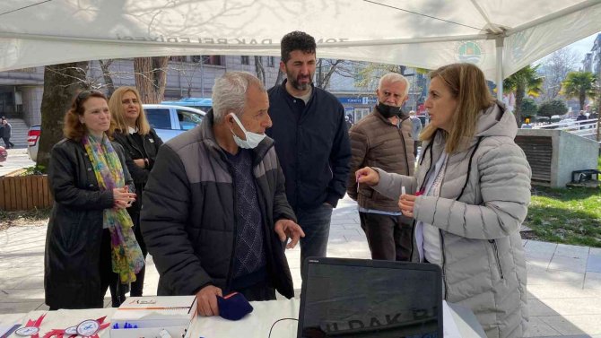 Kanser Haftası’nda Bilgilendirip, Kanser Tarama Kiti Dağıttılar