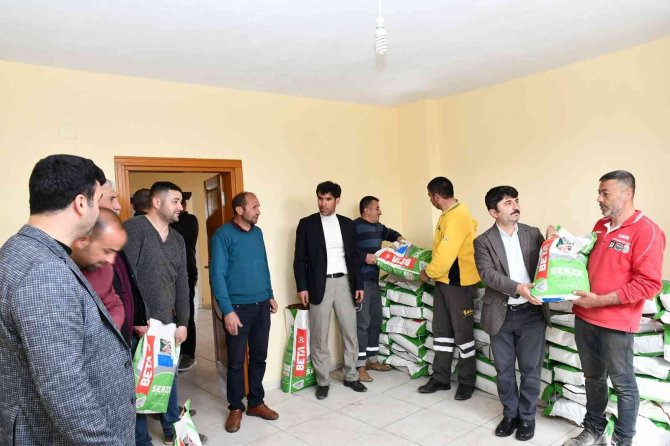 Tufanbeyli’de Üreticilere Bakliyat Tohumu Dağıtıldı