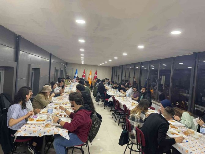 Başkan Yıldırım, Üniversiteli Öğrencilerle İftar Sofrasında Buluştu