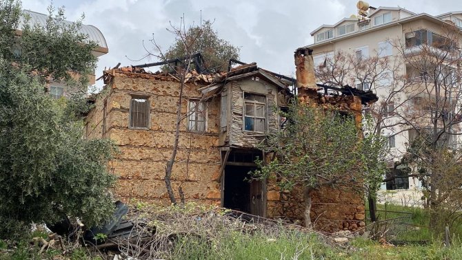 Tarihi Kerpiç Evi Saran Alevler Geceyi Aydınlattı