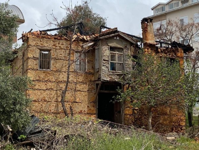 Tarihi Kerpiç Evi Saran Alevler Geceyi Aydınlattı