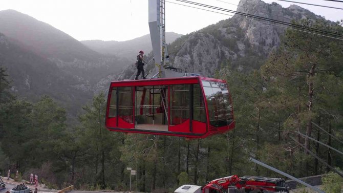 Antalya’da 4 Bin 350 Metre Uzunluğundaki Teleferiğin Çekici Halatı Değiştirildi