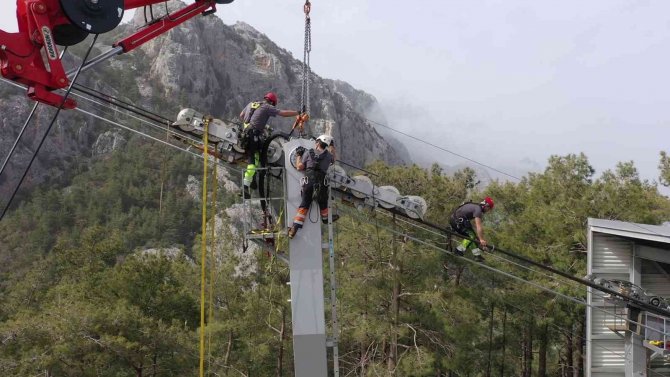 Antalya’da 4 Bin 350 Metre Uzunluğundaki Teleferiğin Çekici Halatı Değiştirildi