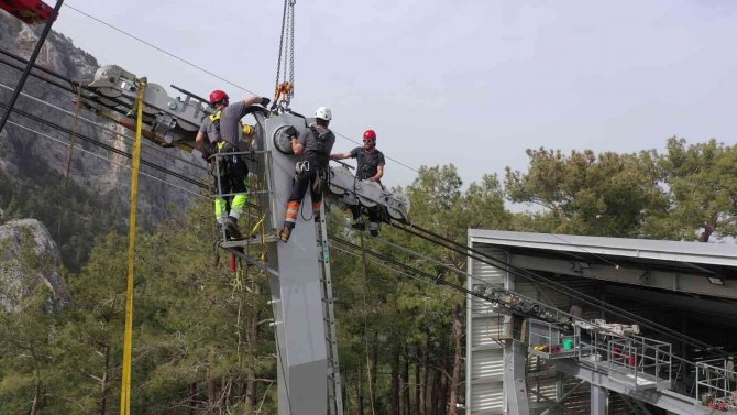 Antalya’da 4 Bin 350 Metre Uzunluğundaki Teleferiğin Çekici Halatı Değiştirildi