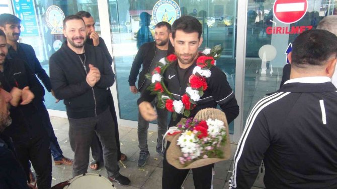 Avrupa Şampiyonu Güreşçi Davul Zurna Eşliğinde Karşılandı