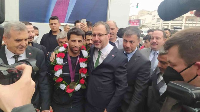 Avrupa Şampiyonu Güreşçi Davul Zurna Eşliğinde Karşılandı