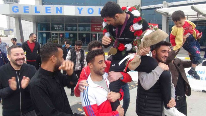 Avrupa Şampiyonu Güreşçi Davul Zurna Eşliğinde Karşılandı