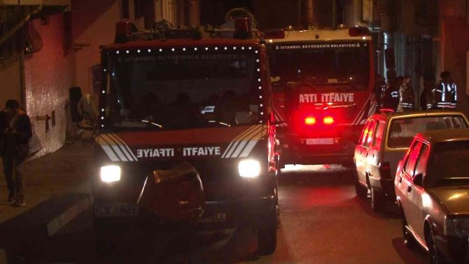 Bağcılar’da Bir Binanın Çatısı Alev Alev Yandı
