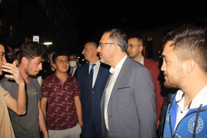 Bakan Kasapoğlu Yurtta Yemek Sırasına Girip Öğrencilerle Sahur Yaptı