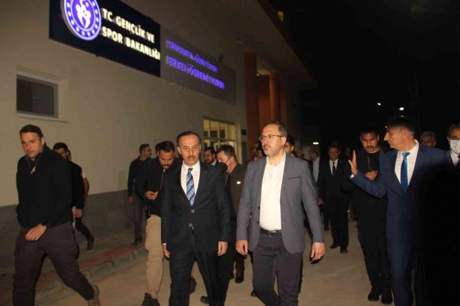 Bakan Kasapoğlu Yurtta Yemek Sırasına Girip Öğrencilerle Sahur Yaptı