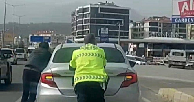 Edremit’te Polis Haftası’nda Sürücüye Polis Şefkati