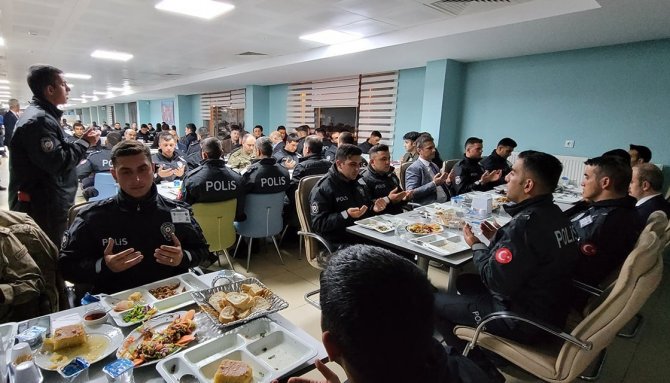 Vali Epcim, İftarını Polis Adaylarıyla Açtı