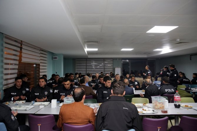 Vali Epcim, İftarını Polis Adaylarıyla Açtı