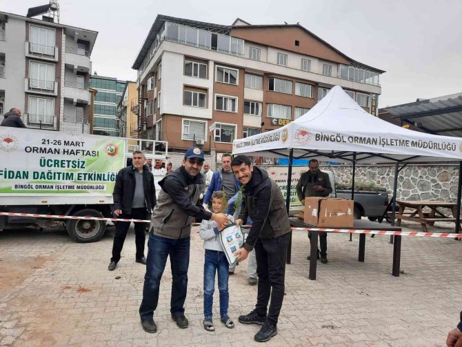Bingöl’de Vatandaşlara 18 Bin Fidan Dağıtıldı