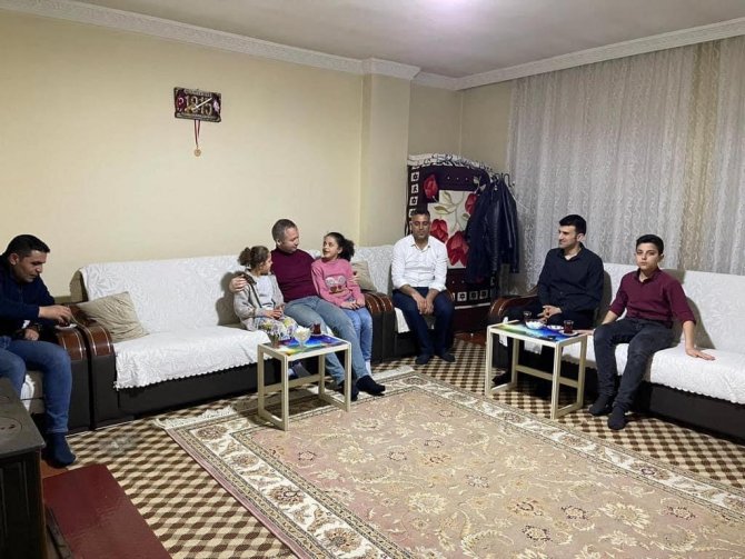 Hizan Kaymakamı Yelek, İftarını Şehit Ailesi İle Birlikte Açtı