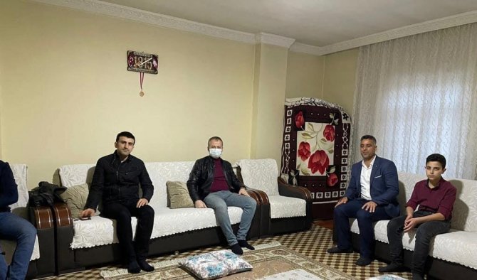 Hizan Kaymakamı Yelek, İftarını Şehit Ailesi İle Birlikte Açtı