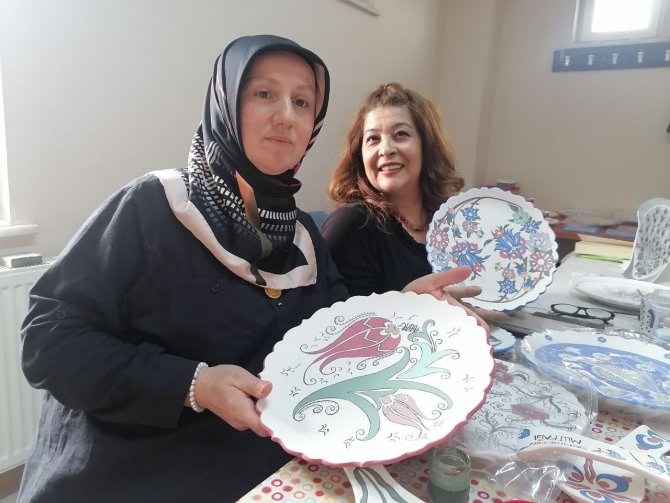 Ev Hanımları Çini Kursunda Hem Stres Atıyor Hem Aile Bütçelerine Katkıda Bulunuyor