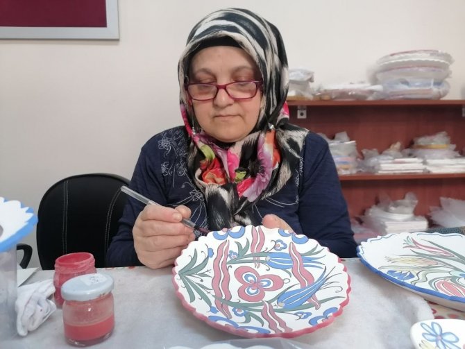 Ev Hanımları Çini Kursunda Hem Stres Atıyor Hem Aile Bütçelerine Katkıda Bulunuyor