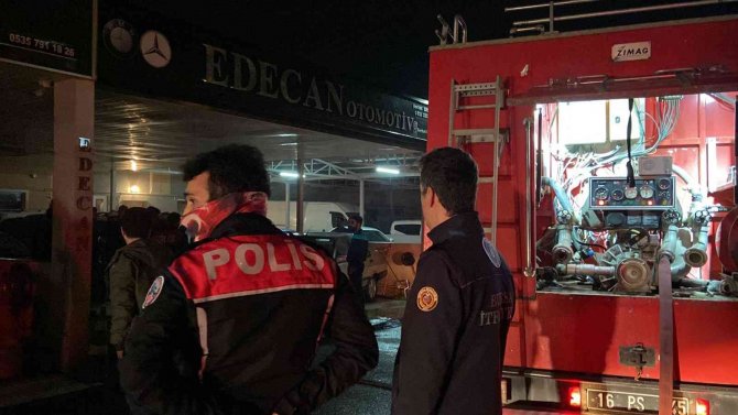 Galericiler Sitesinde Çıkan Yangından Kurtarılan Köpeğe Dakikalarca Kalp Masajı Yaptılar