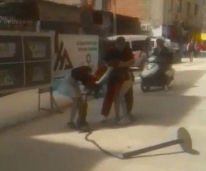 Kızların Saç Başa Kavgasını Erkek Arkadaşları Kayda Aldı