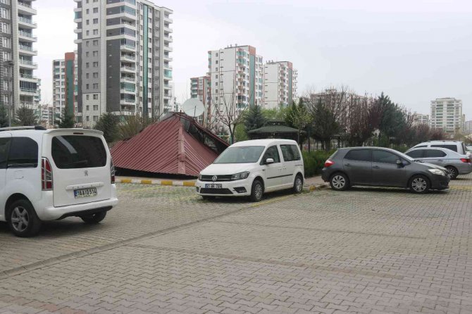 Diyarbakır’da Şiddetli Rüzgar 1 Tonluk Çatıyı Uçurdu