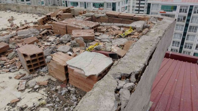 Diyarbakır’da Şiddetli Rüzgar 1 Tonluk Çatıyı Uçurdu